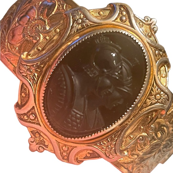 Stunning vintage Gold & silver finish plated flower etched TROJAN Cameo bangle - Picture 4 of 12